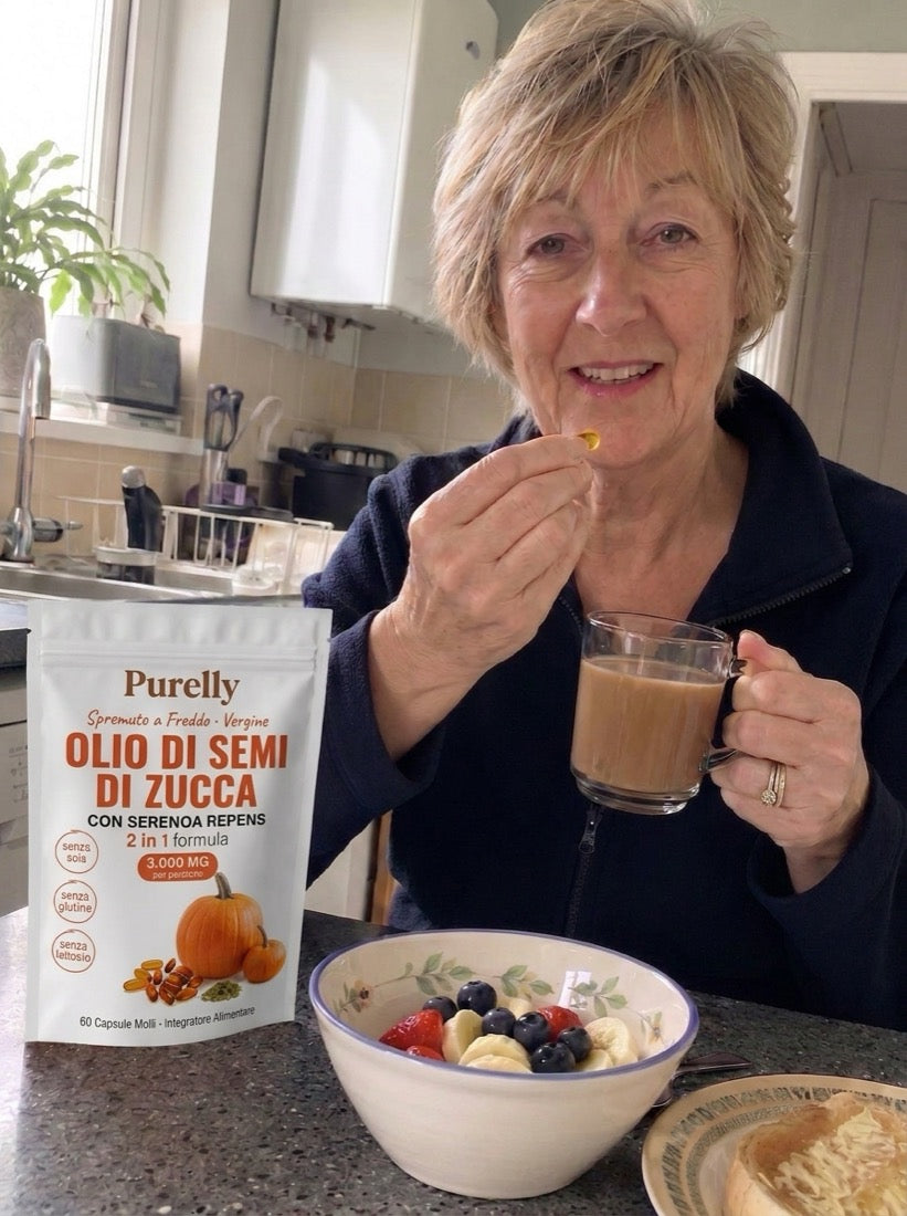 Donna che prende l’olio di semi di zucca a colazione
